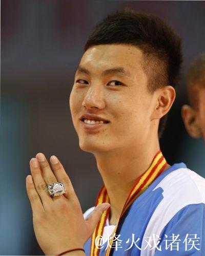 CBA揭幕战前，颁发了上赛季总冠军戒指